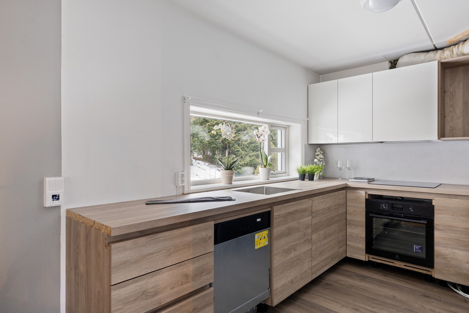 Boligen har nyere kjøkkeninnredning med integrerte hvitevarer. Hvitevarene er fra 2026 Galleribilde