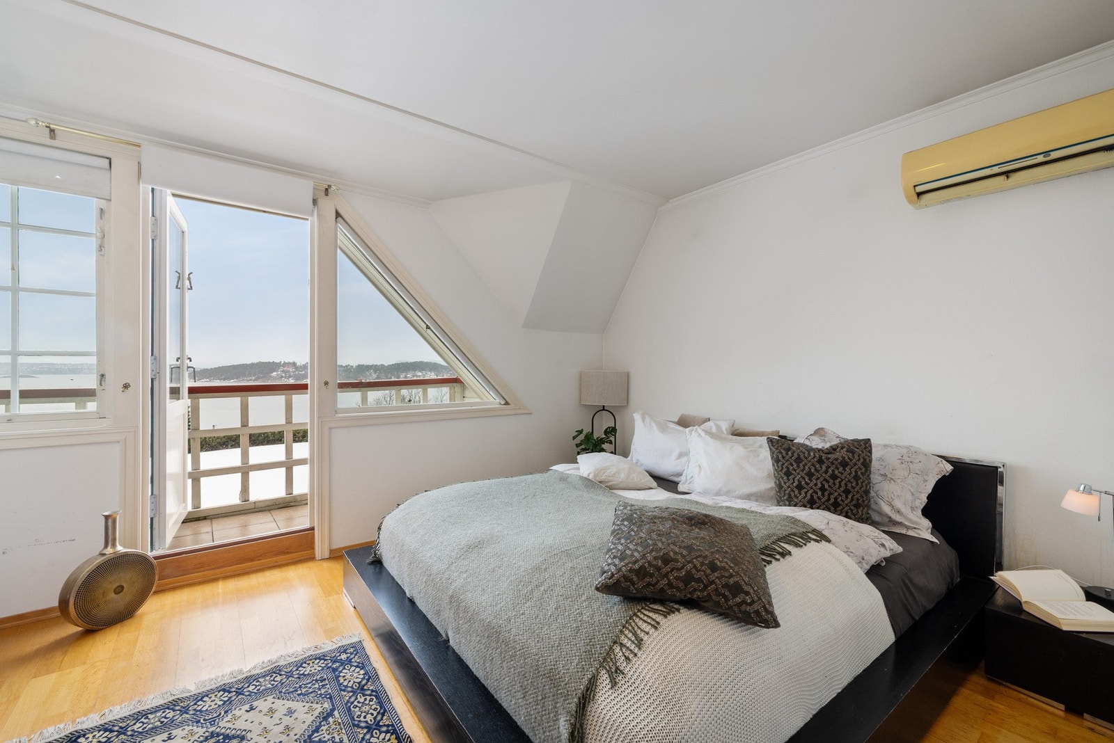 Fra hovedsoverommet er det utgang til luftebalkong på ca. 2 m² Galleribilde