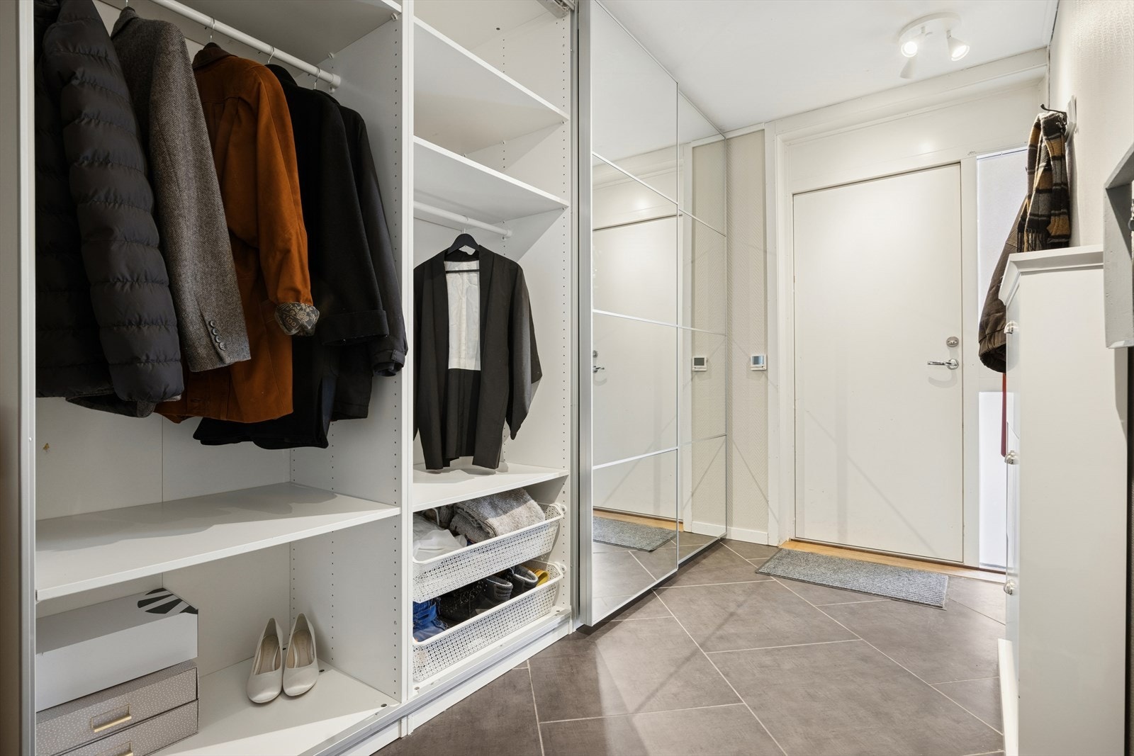 Her ønskes man velkommen inn i en lys og fin entrè med romslig speil-/skyvedørsgarderobe med god plass til å henge fra seg yttertøy og sette fra seg sko. Galleribilde
