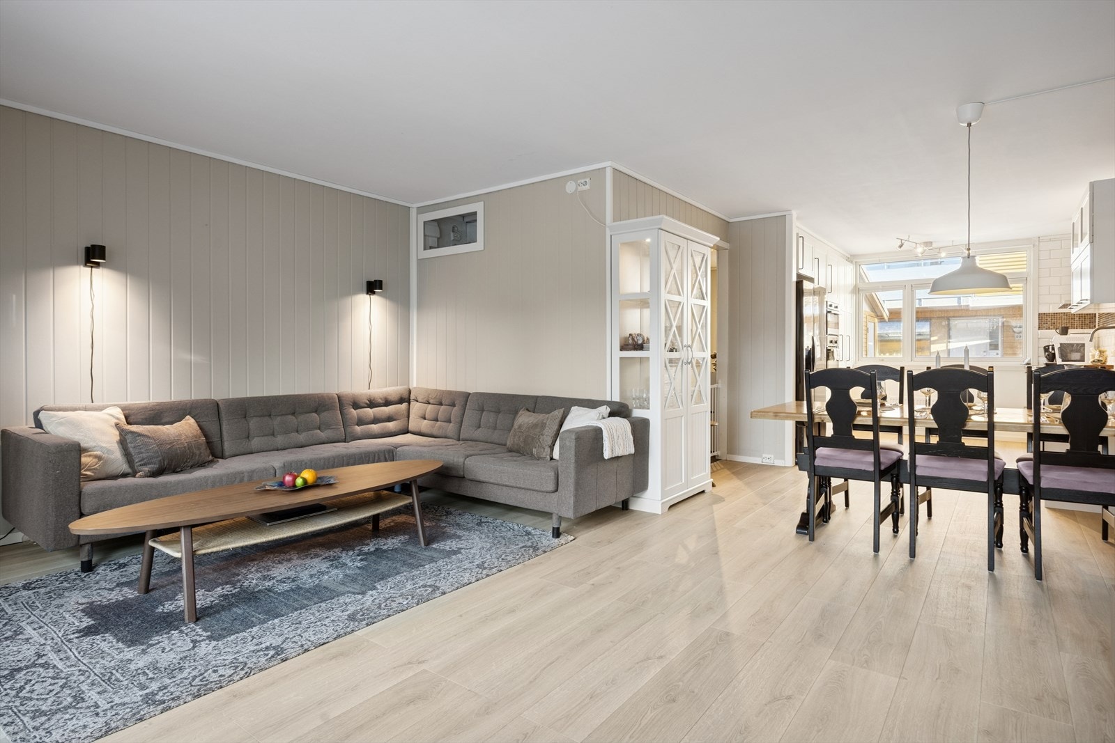 Romslig og gjennomgående stue med store vindusflater som slipper inn mye naturlig lys Galleribilde