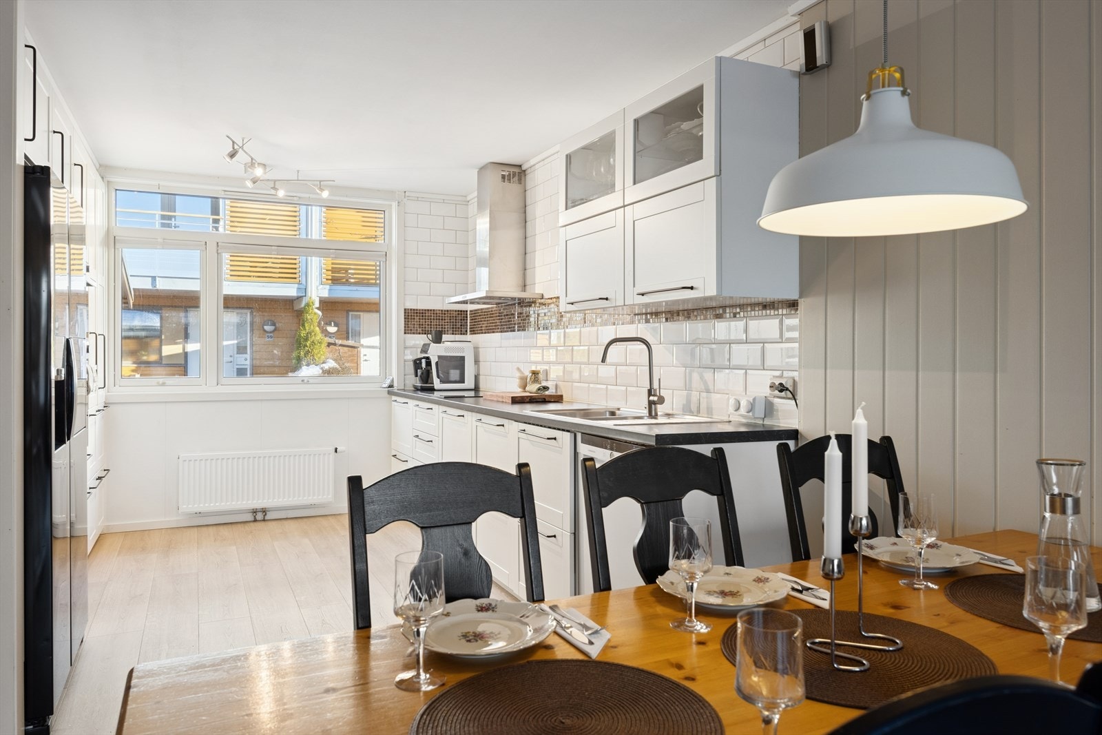 Integrerte hvitevarer: platetopp, stekeovn og mikrobølgeovn Galleribilde