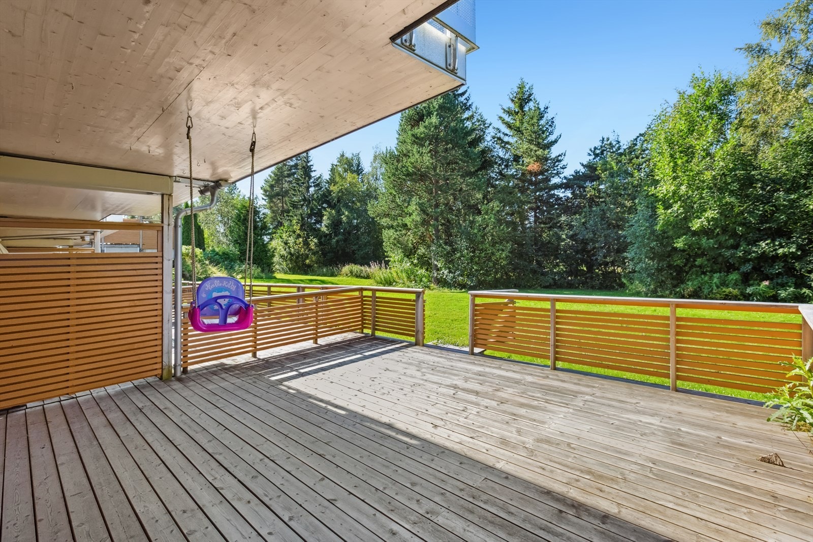 Meget romslig terrasse med rikelig plass - klar til å møbleres helt etter egne ønsker og behov. Galleribilde