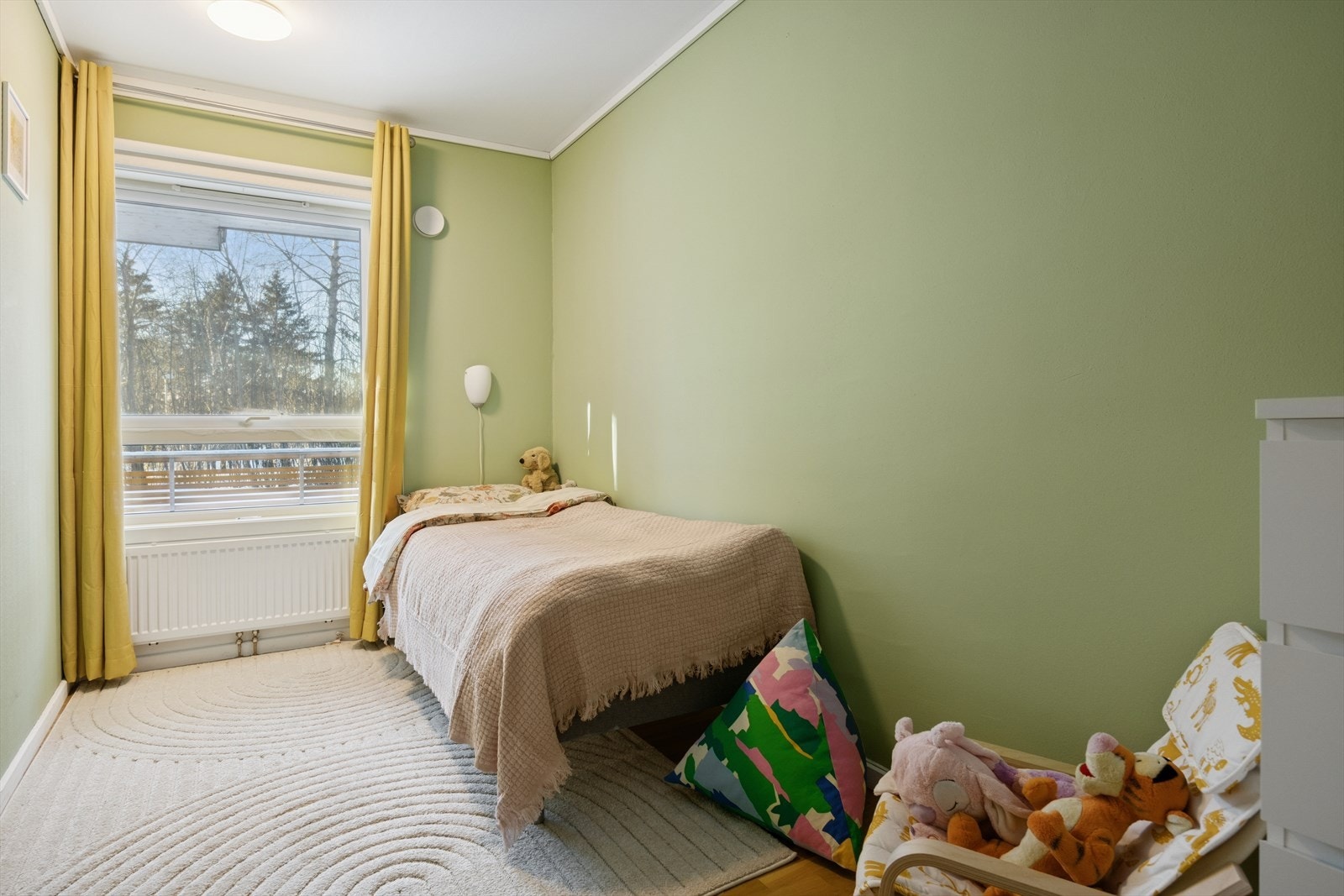 Koselig og lunt soverom for den aller minste med god plass til både lek, utforskning og trygg nattesøvn. Galleribilde