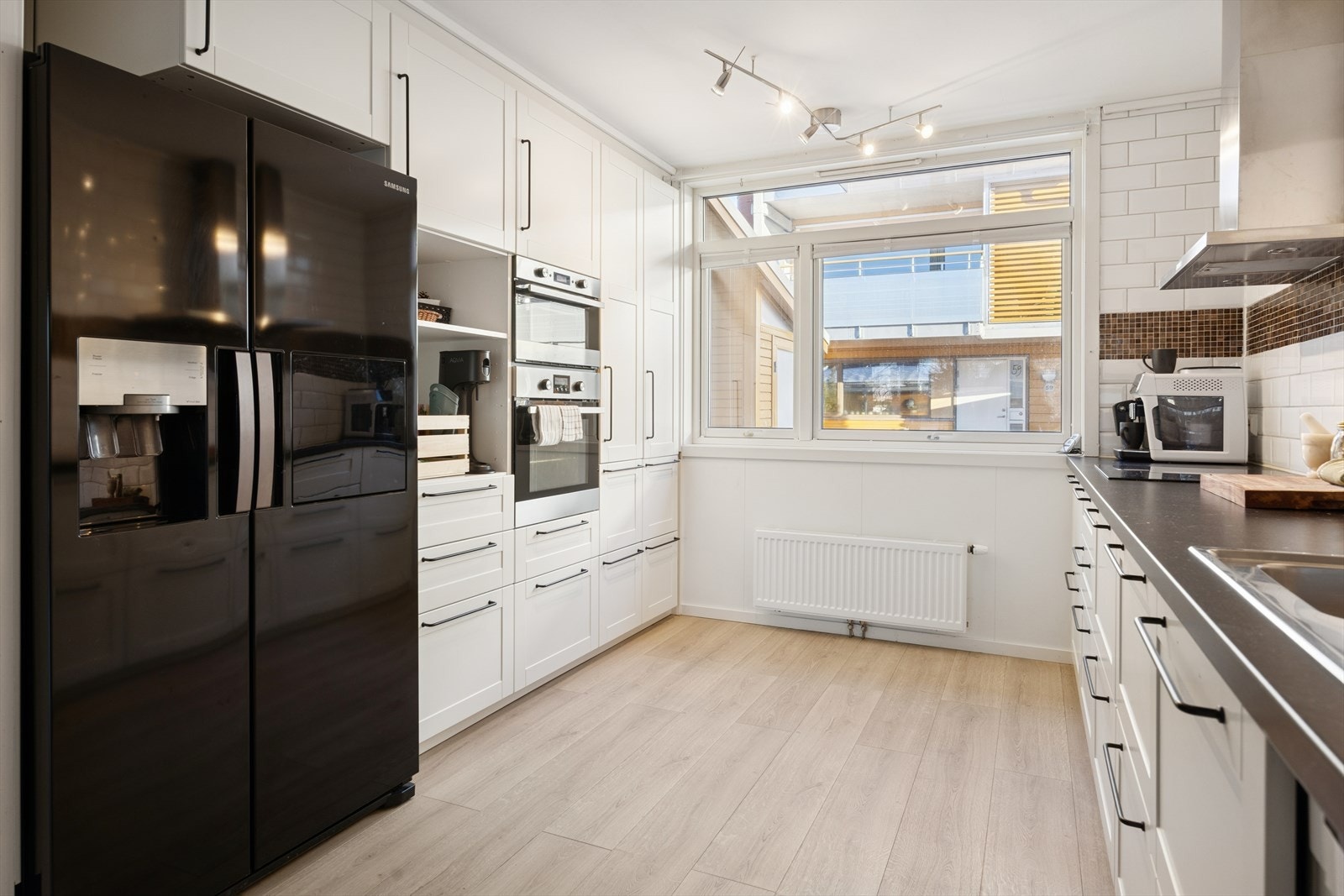 Stilrent og pent kjøkken Galleribilde