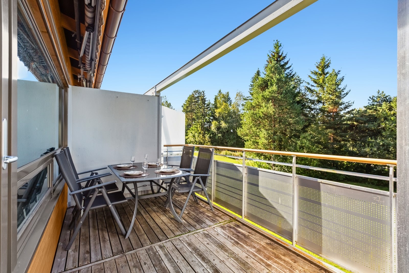 Solrik balkong til stor glede på gode og varme sommerdager. Galleribilde