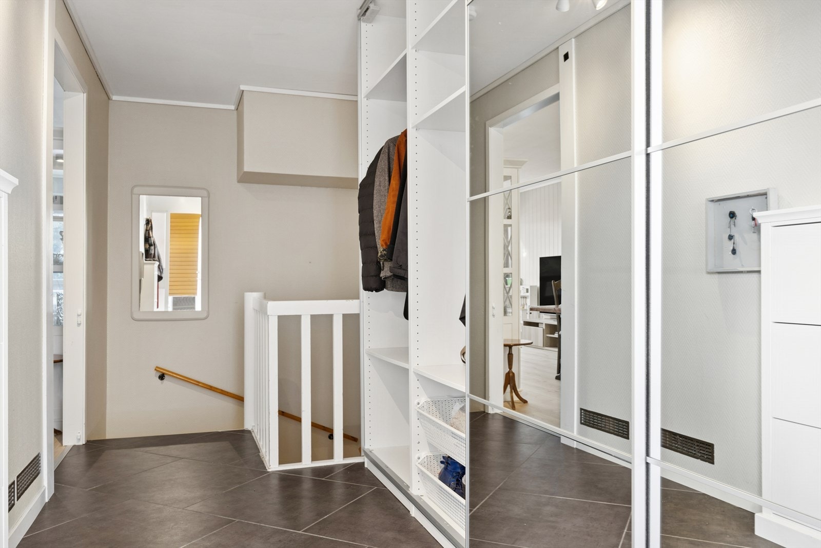 Innenfor hoveddøren gir entreen et meget godt førsteinntrykk, og som får deg til å følge deg hjemme fra første stund. Velkommen inn! Galleribilde