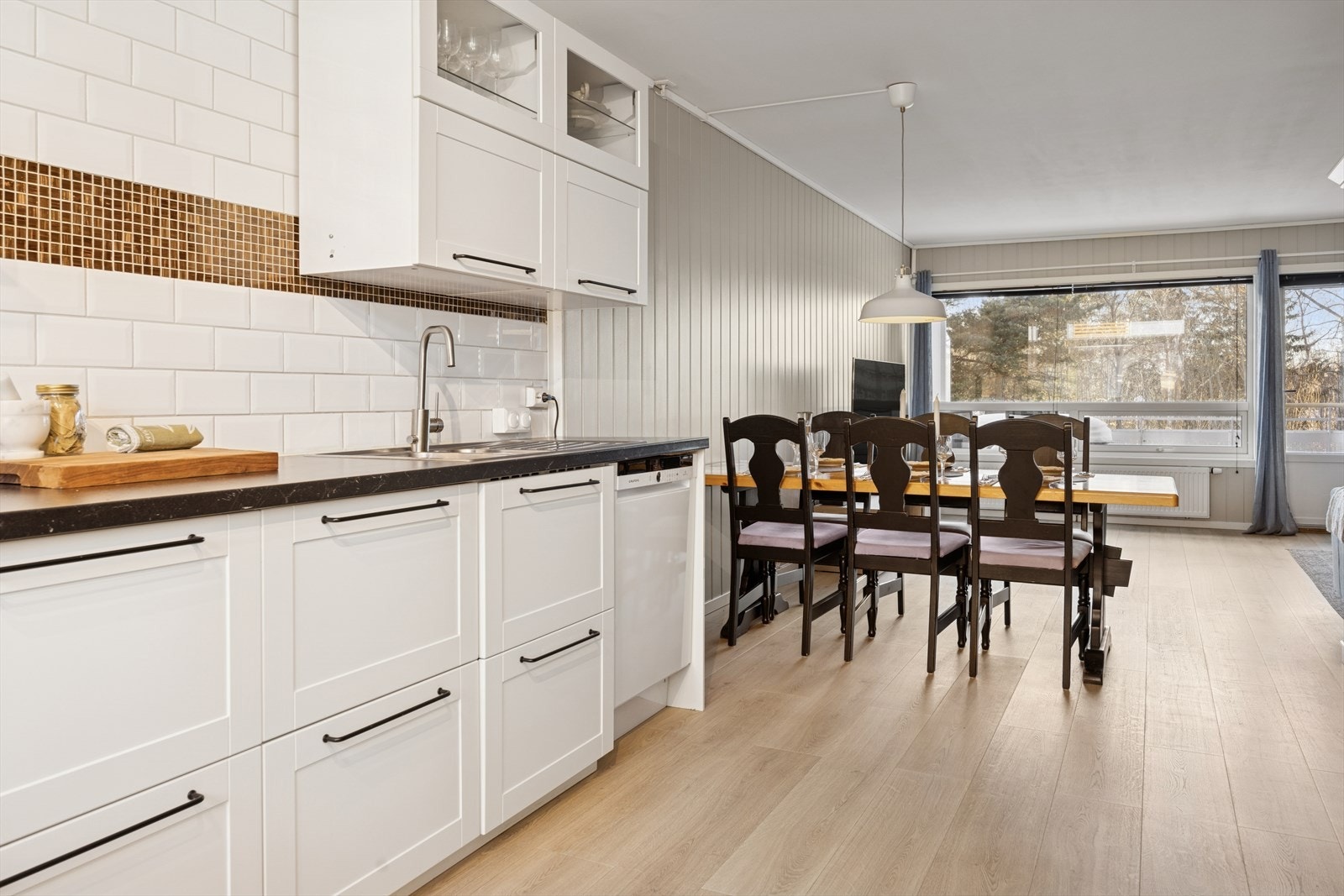 Ventilator over kokesone er tilknyttet sentralavtrekk. Galleribilde