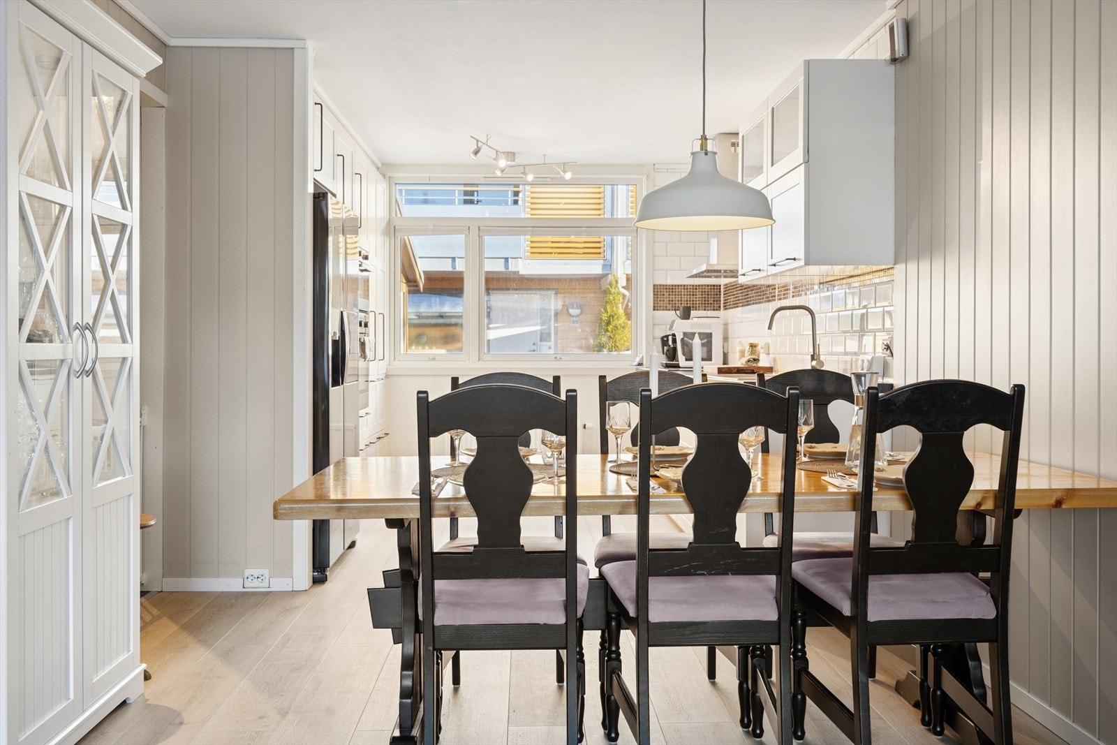 Koselig spisegruppe hvor du kan dekke på og invitere inn til sosiale sammenkomster og hyggelige måltider. Galleribilde