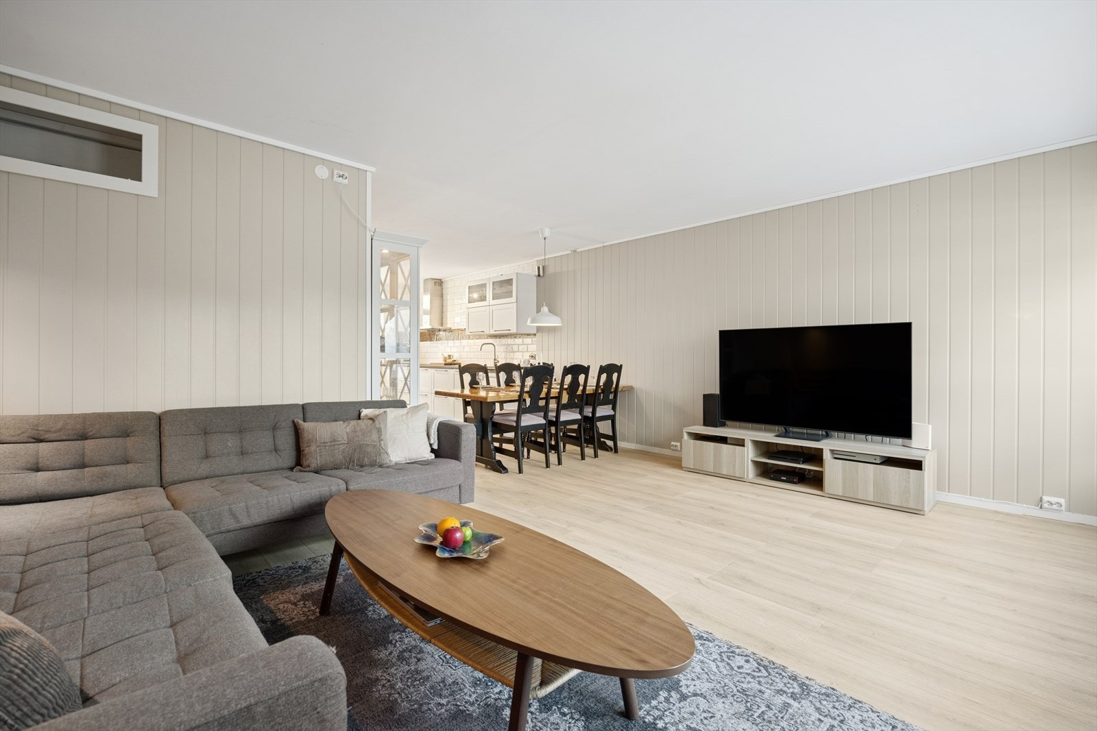 Stuens gode størrelse gir deg gode alternativer mtp møblering. Galleribilde