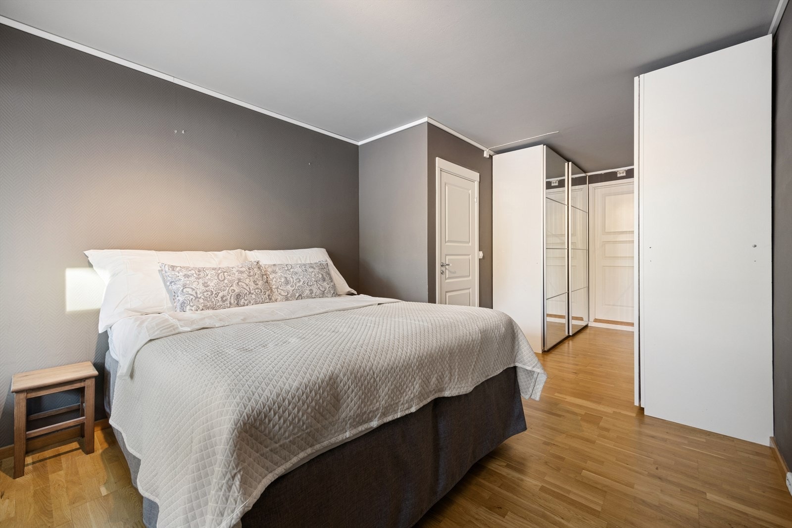 Her er det rom for dobbeltseng og gode garderobeløsninger. Du har i tillegg direkte tilgang til badet. Galleribilde