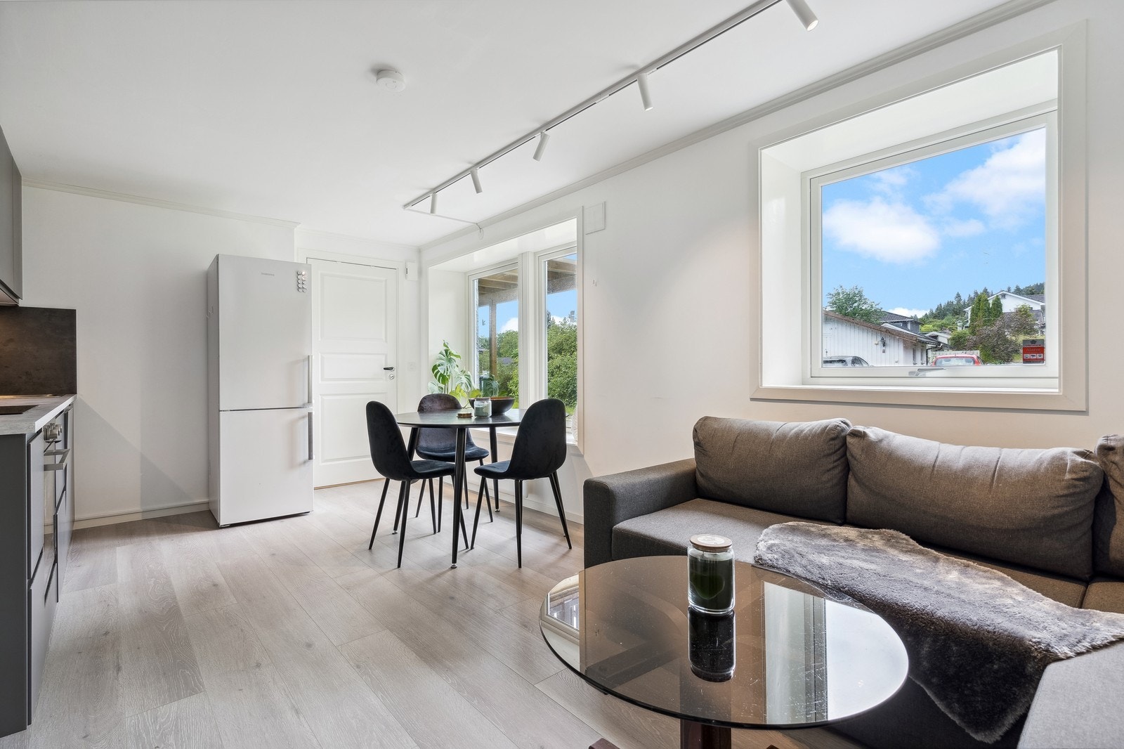 Rause vindusflater sørger for godt gjennomlys i leiligheten. Spotskinne i himling. Galleribilde