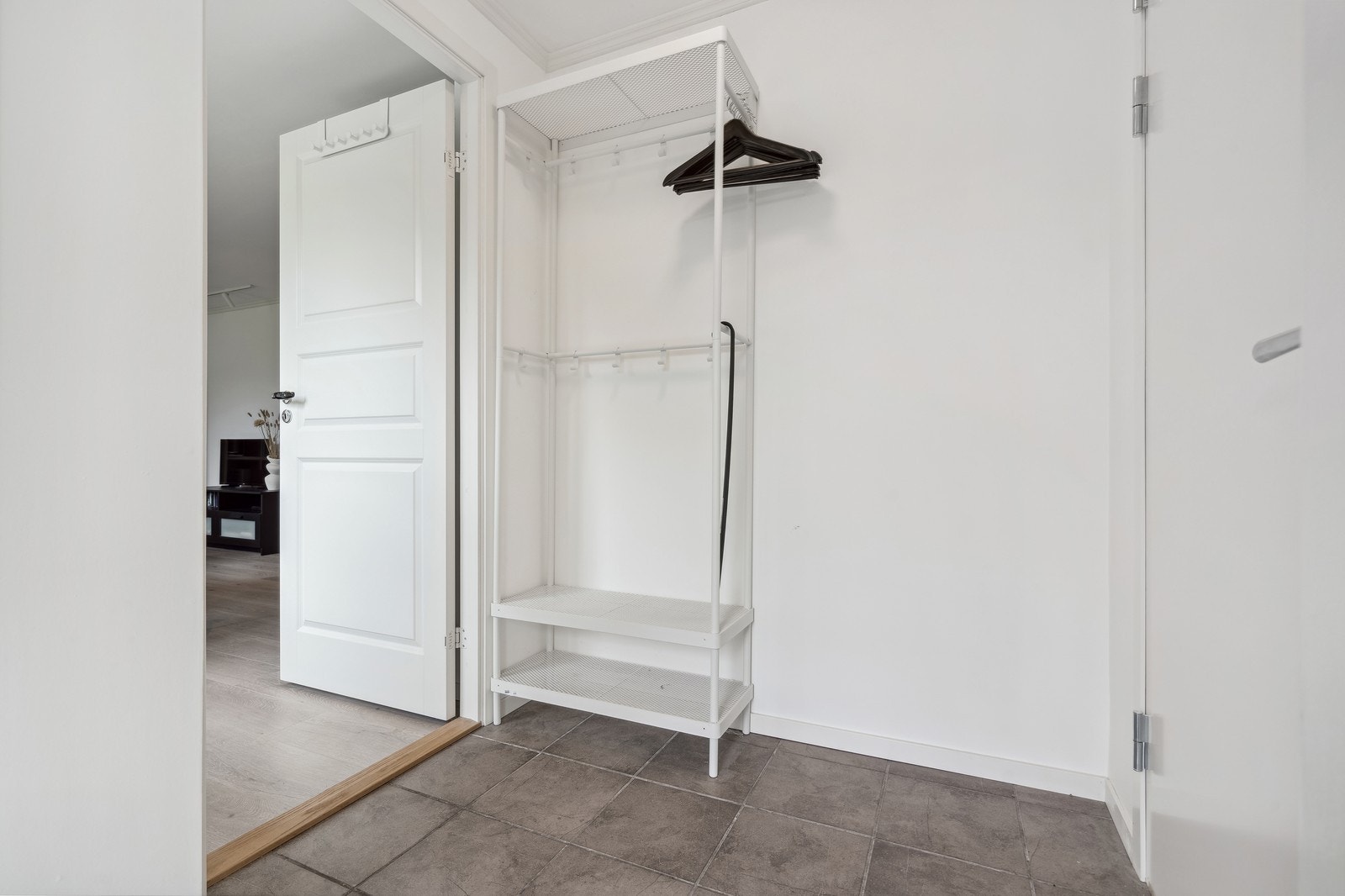 Gang med mulighet til å henge fra seg yttertør o.l. Direkte inngang til badet. Galleribilde