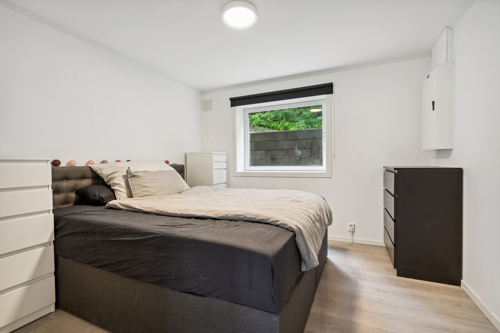 Lyst og romslig soverom innredet med dobbeltseng, samt gode muligheter for oppbevaring. Galleribilde