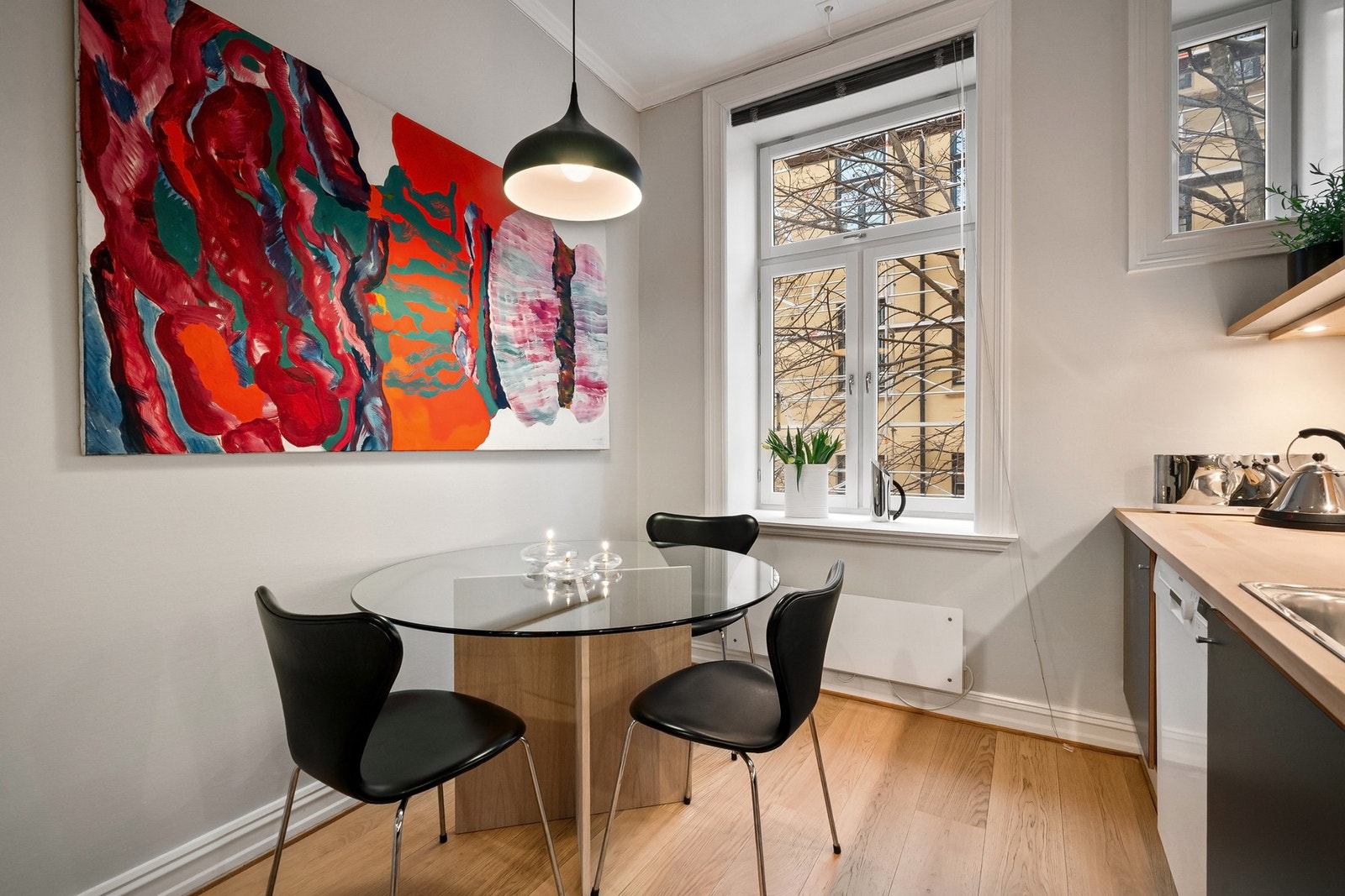 Innholdsrikt spisekjøkken som vender ut mot rolig bakgård. Galleribilde