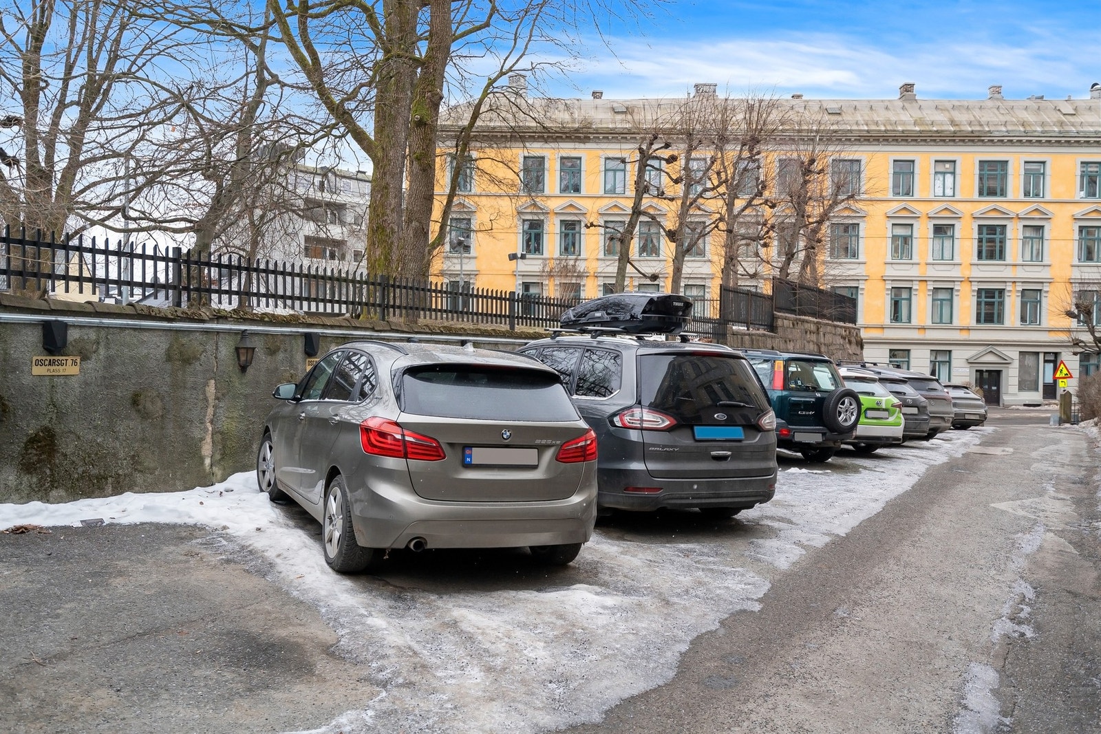 Leiligheten har parkeringsplass rett utenfor med lader. Galleribilde