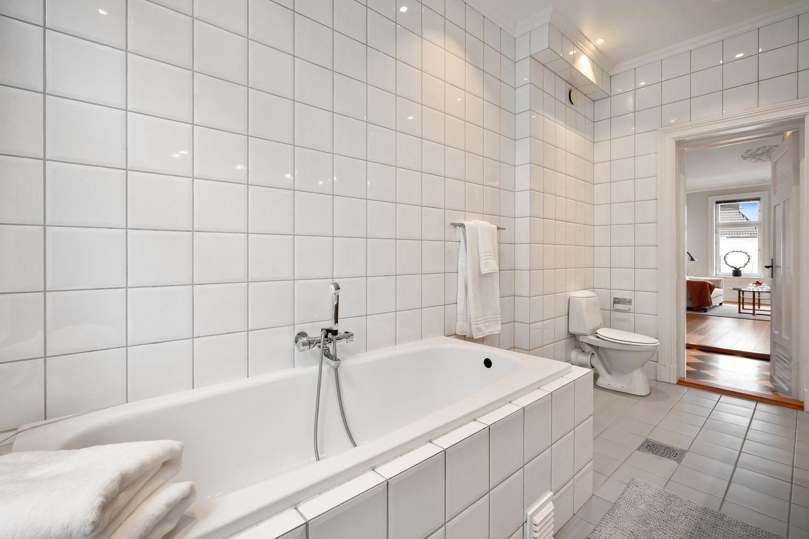 Adkomst fra gang - Varmekabler og downlights i himling. Galleribilde