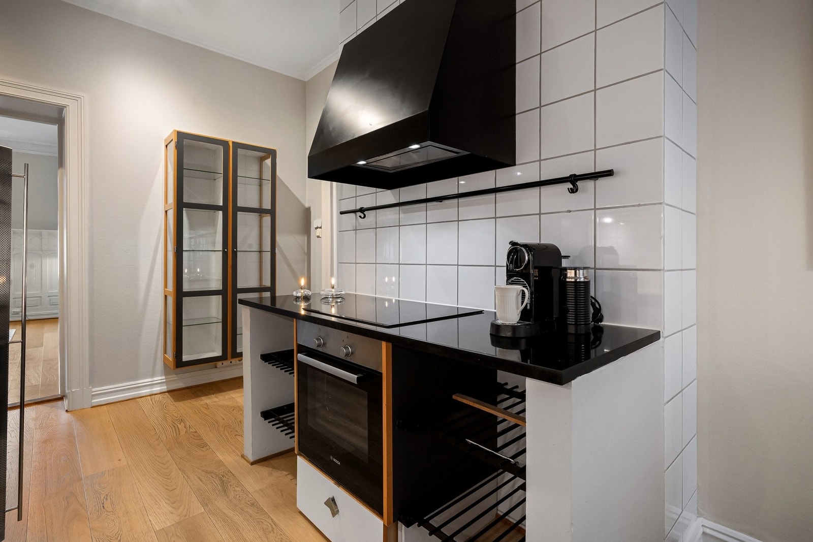 Integrerte hvitevarer som platetopp, stekeovn og ventilator. Galleribilde