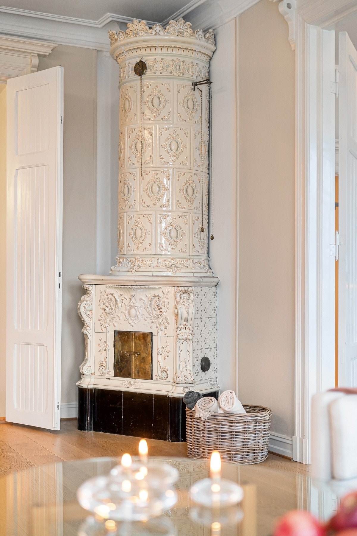 Vakker svenskeovn som ble rehabilitert i 2026. Galleribilde