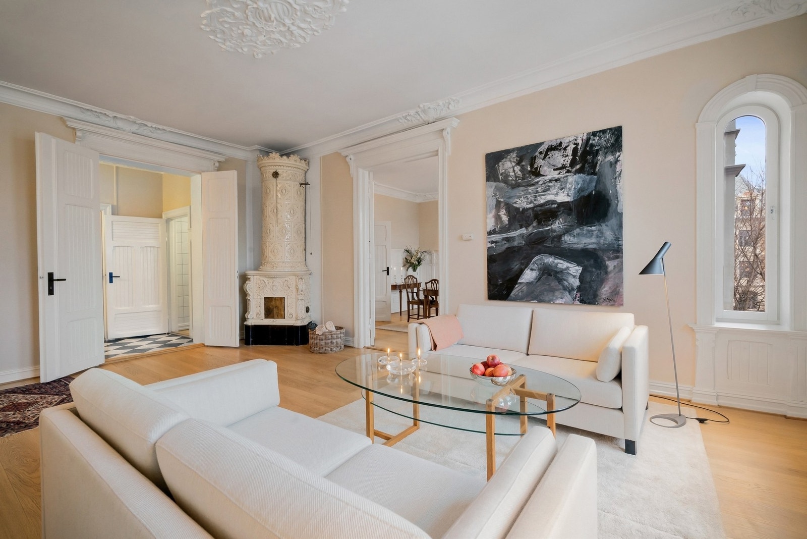 Stuen er spesielt romslig, med god plass til møblering i flere soner. Galleribilde