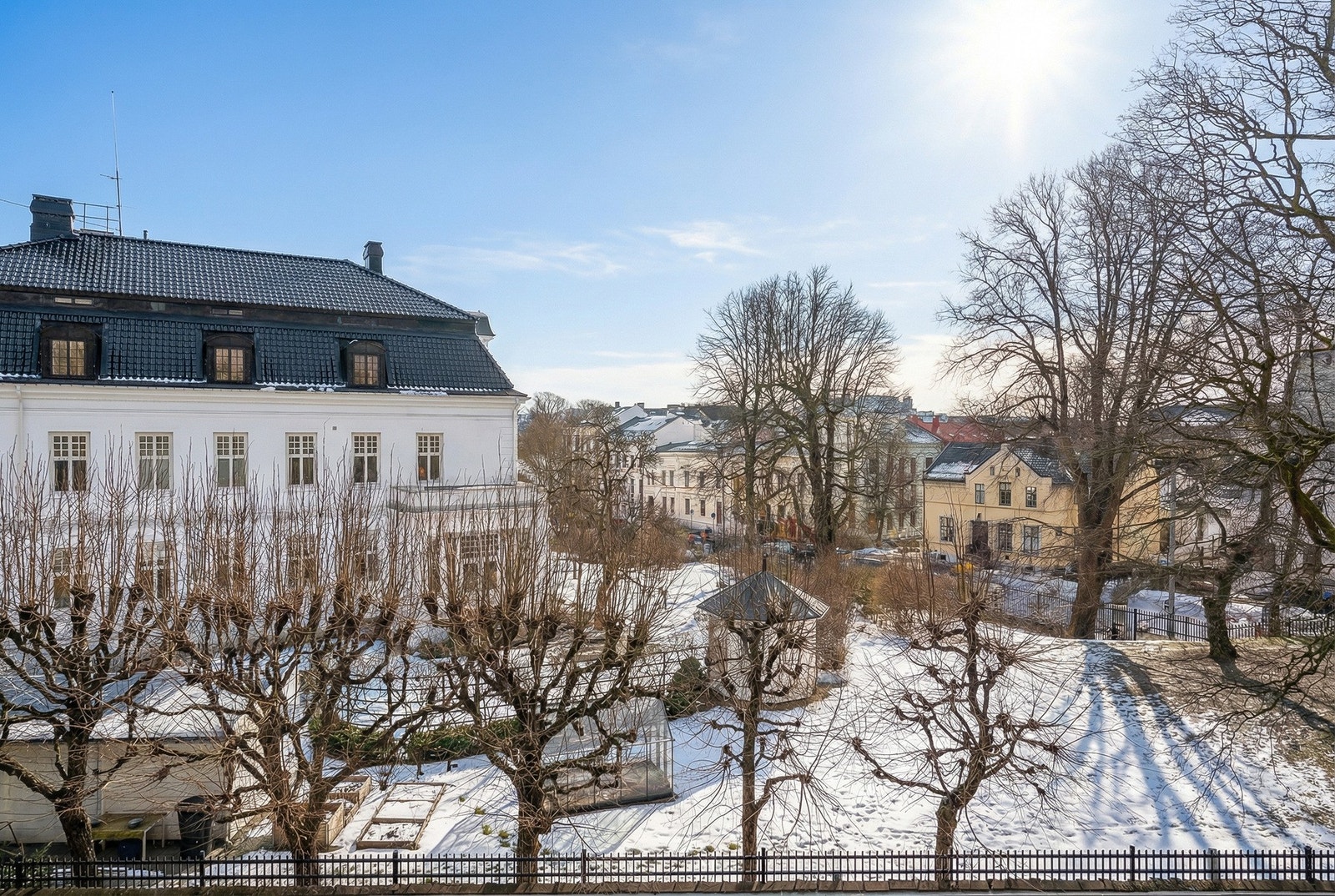 Nydelig utsyn over den Sveriges ambassade og en fredfull beliggenhet. Galleribilde