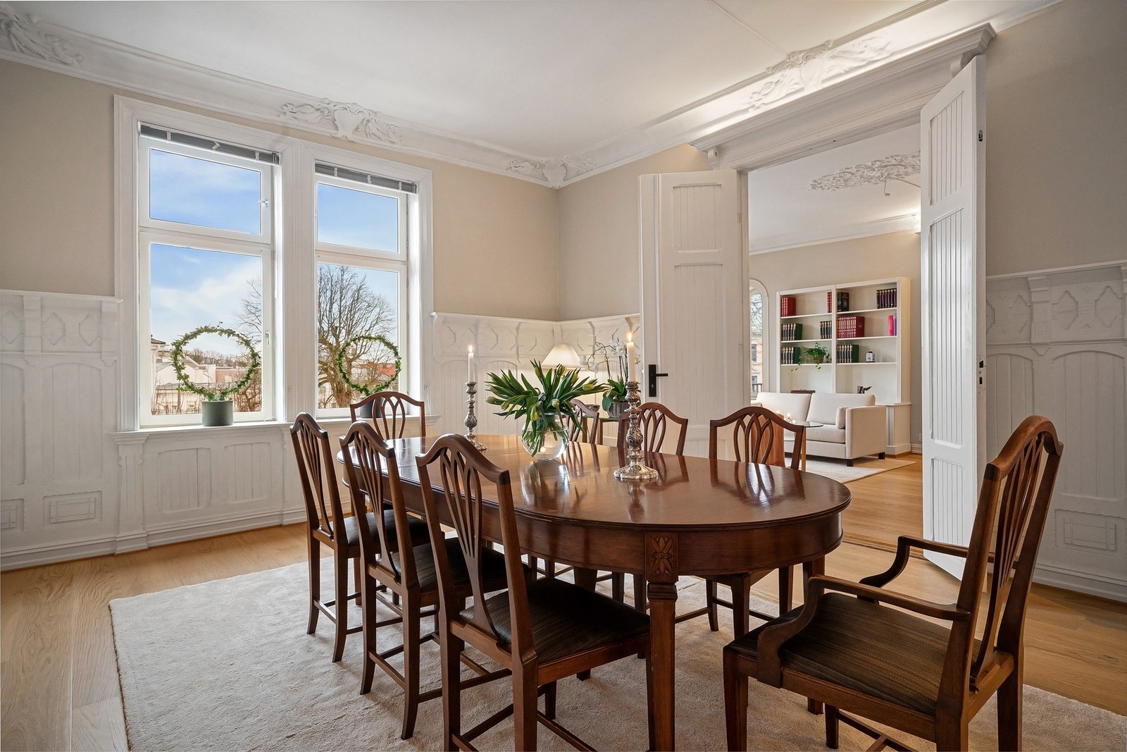 Stor spisestue med klassiske elementer som stukkatur, rosett og brystpanel - Skjermet for direkte innsyn. Galleribilde