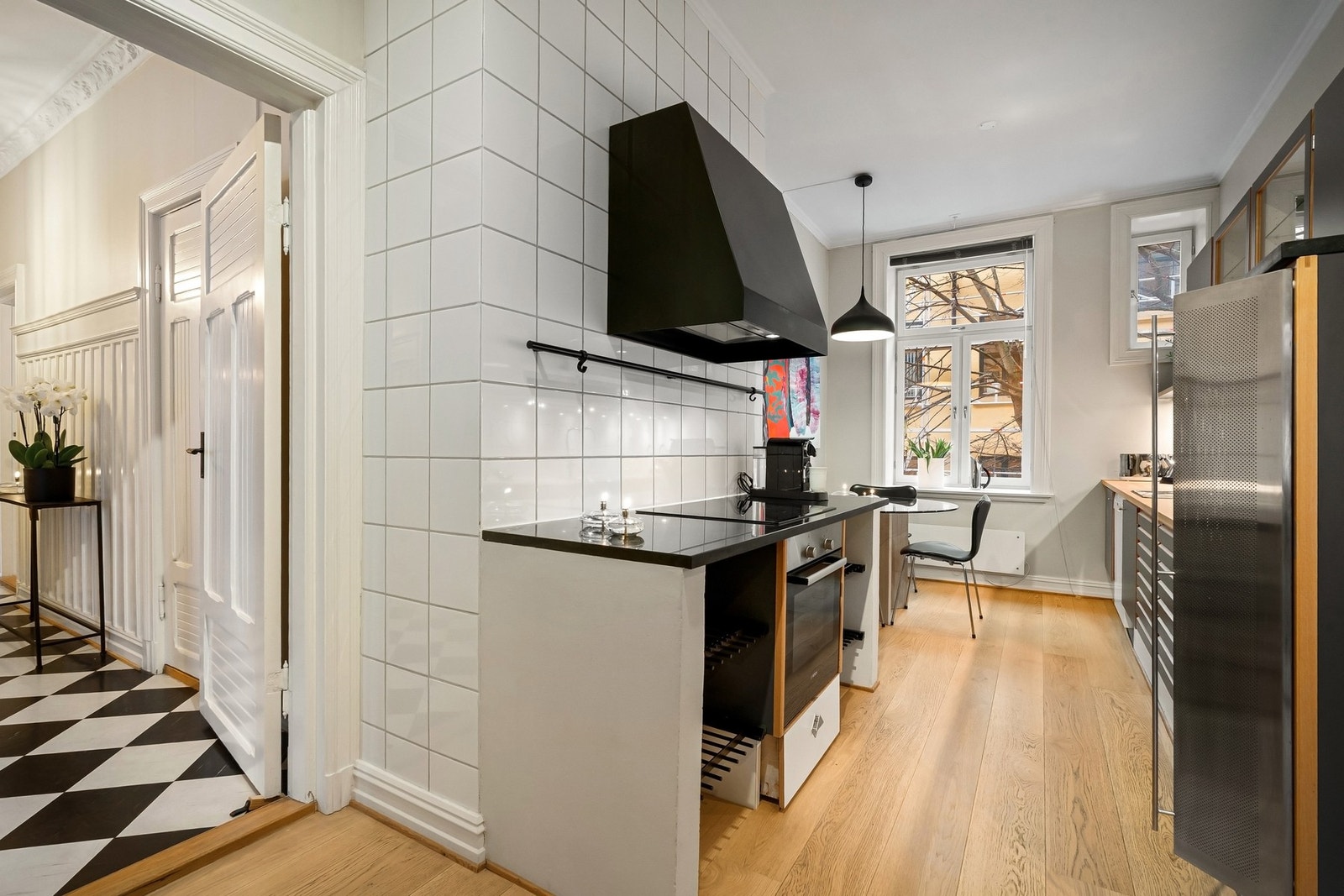 Praktisk innredning på begge sider av rommet - Enstavs parkett som øvrige oppholdsrom. Galleribilde