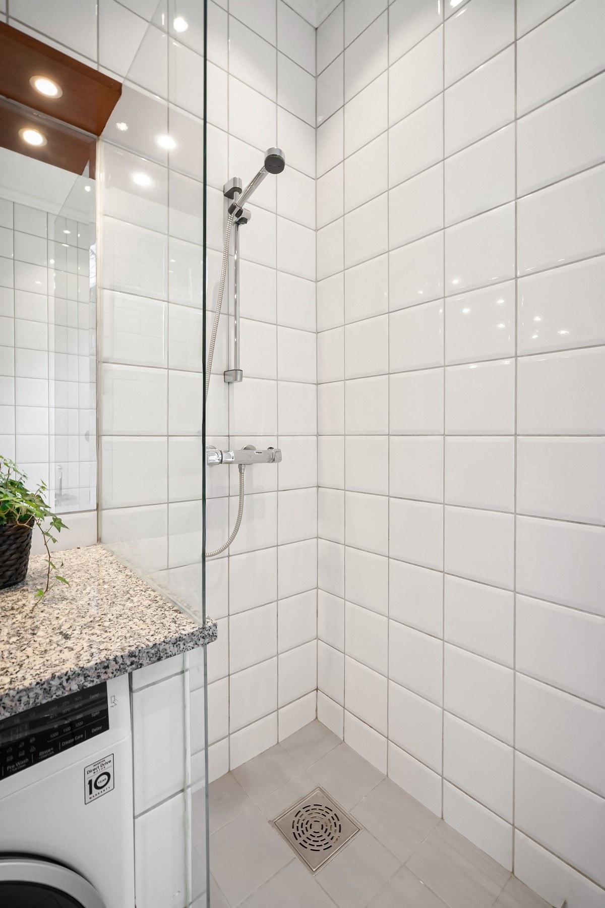 Dusjnisje med glassfelt i herdet glass og håndholdt dusj. Galleribilde