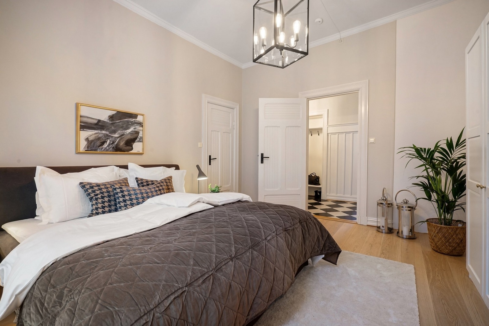 Rikelig med lagringsplass i garderoberekke og generøs takhøyde. Galleribilde