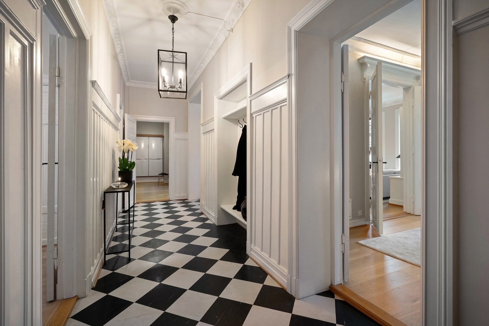 Representativ inngangsparti med klassiske elementer. Galleribilde