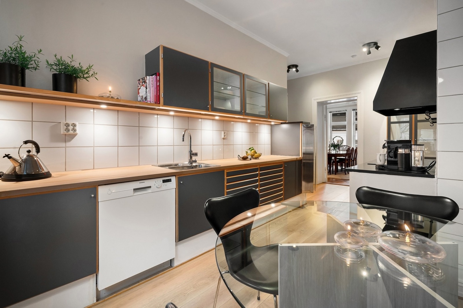 Spisekjøkken fra Unoform med integrerte hvitevarer. Galleribilde