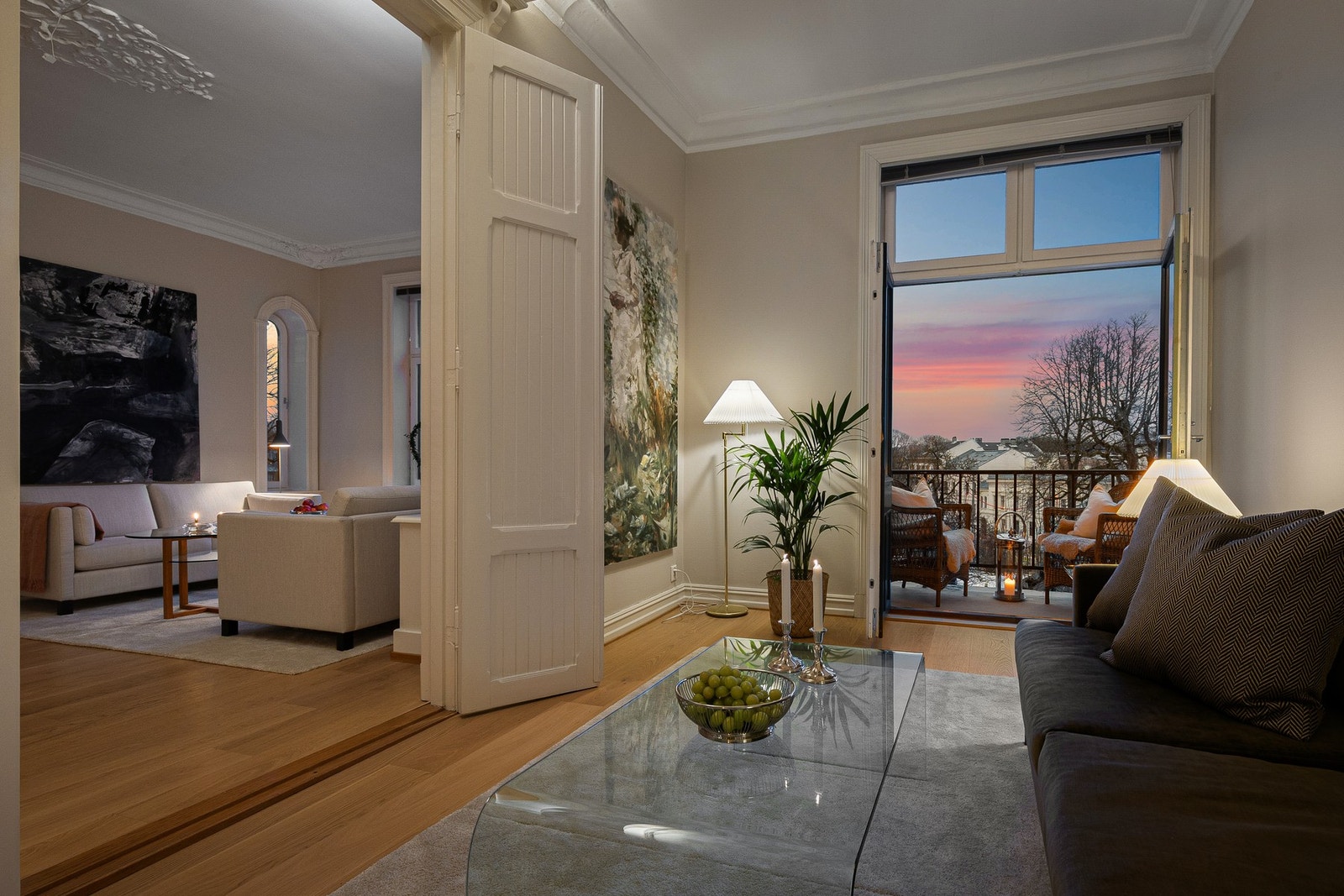 Stue, TV-stue og spisestue ligger i rekke - Nærmeste nabo er parkanlegget til Sveriges ambassade. Galleribilde