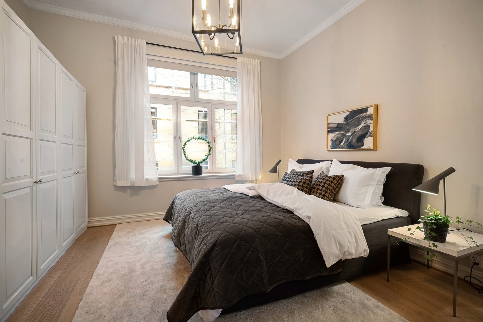 Soverom av god størrelse med fin plass til stor dobbeltseng med tilhørende møblement. Galleribilde