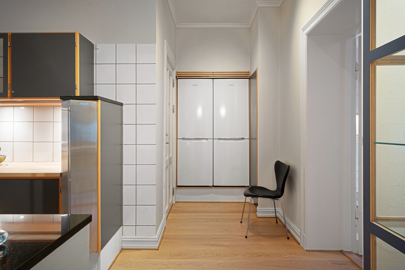 Avsatt plass til dobbel kjøl-/fryseskap - Mulig å etablere et baderom nr. 2. Galleribilde