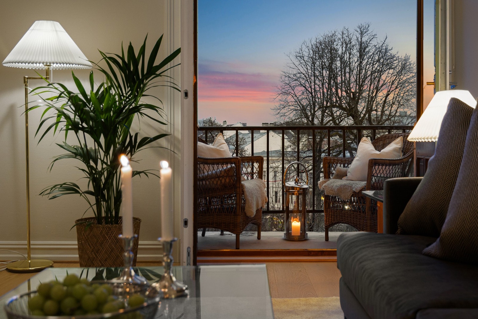 Balkong med sol fra første morgensol til ca. kl. 15:00 midtsommers. Galleribilde