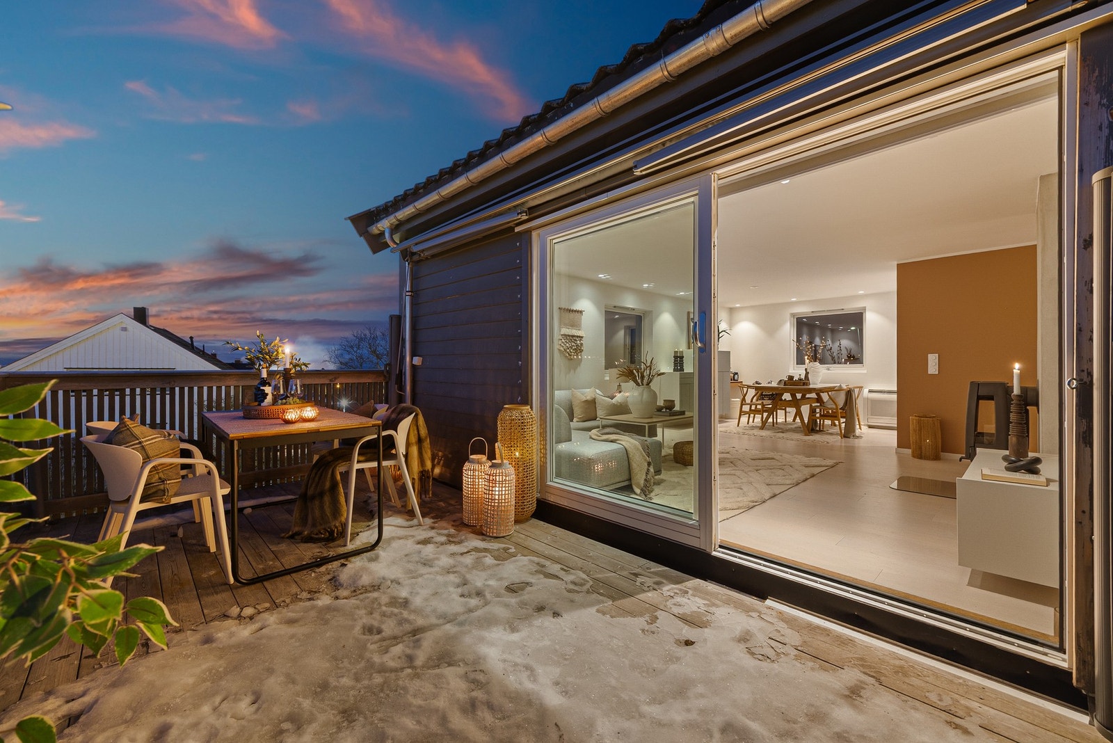 Huset er renovert med bla. helt nye vegger, tak, vinduer/dører i 2015/2016 Galleribilde