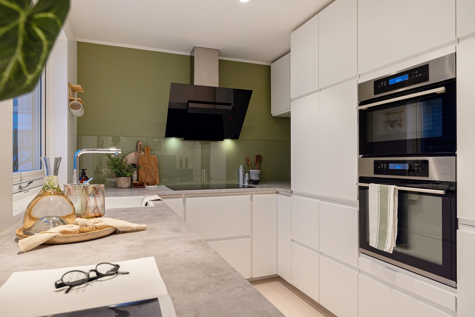 Kjøkkenarmatur er fra Grohe og har uttrekkbar hånddusj og berøringsfunksjon. Galleribilde