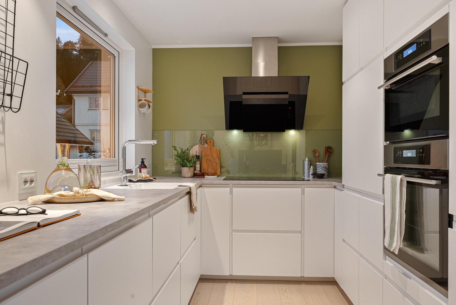 Kombiskapet er nytt i 2025. Alle hvitevarene på kjøkken medfølger salget. Galleribilde