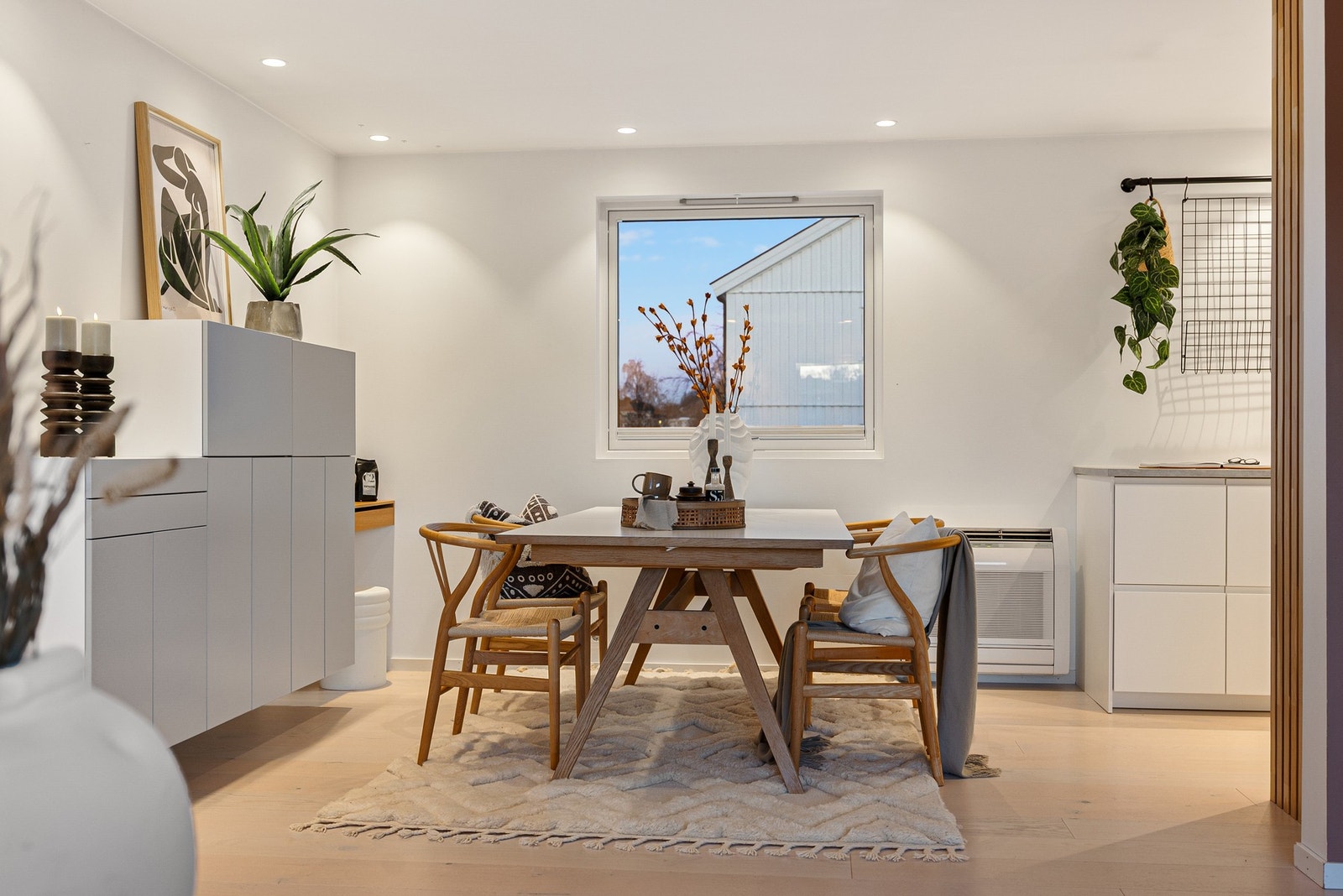 Veggskapene ved spisebordet har god oppbevaring og medfører handelen. Galleribilde