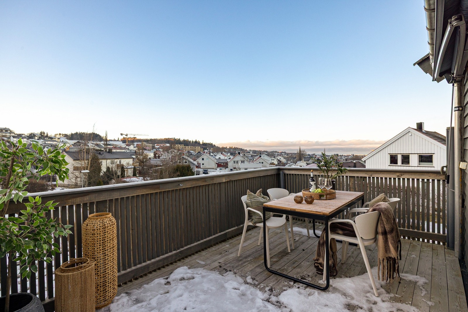 Balkongen på 13,5 kvm gir deg både herlig utsikt og svært gode solforhold. Galleribilde