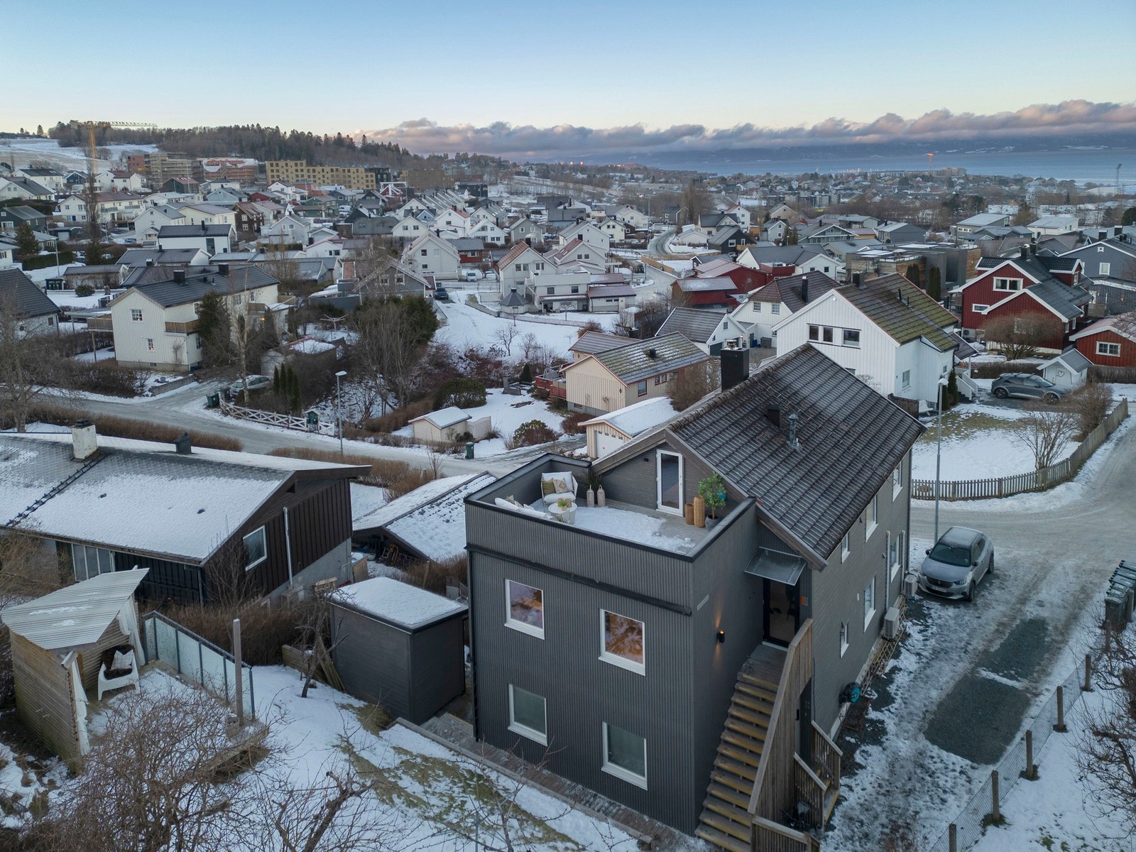 Det følger med to plasser for parkering. Plenen i bakkant tilhører halvparten. Galleribilde
