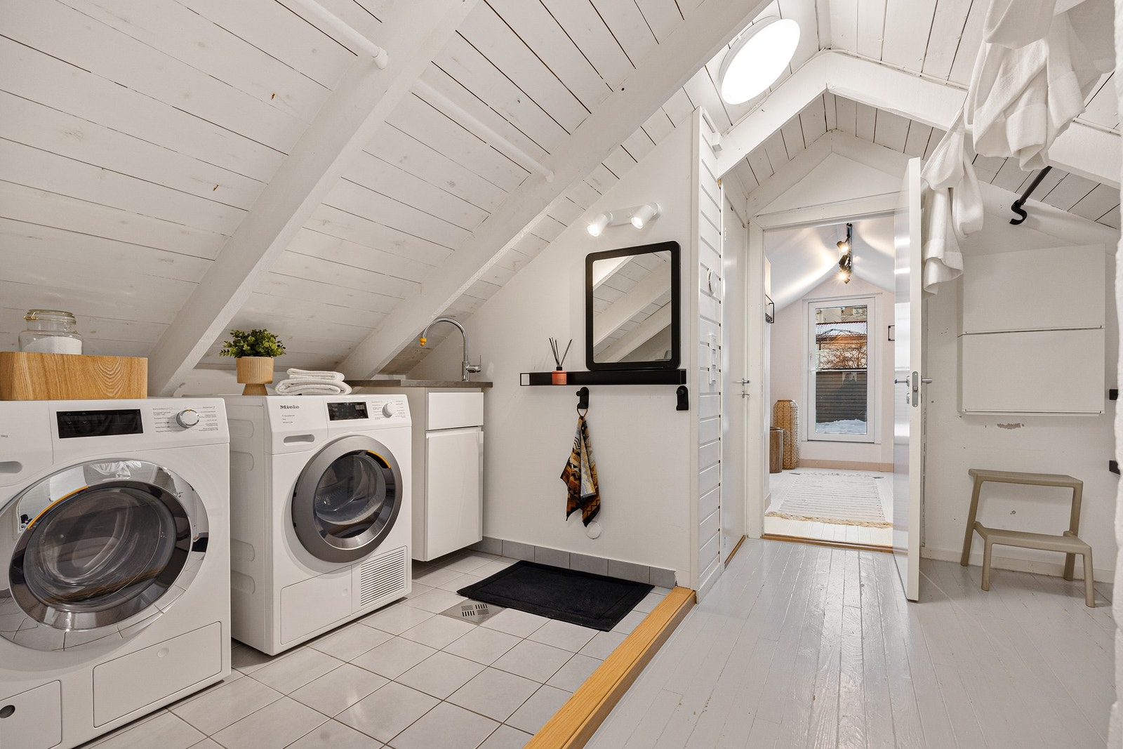Vaskerommet er smart innredet i loftsetasjen. Rommet er flislagt med sluk og har en praktisk utslagsvask Galleribilde