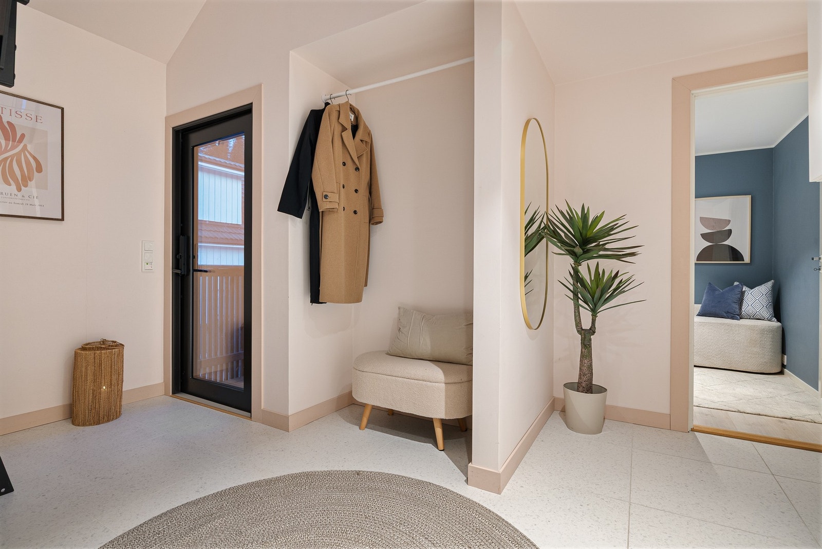 Entréen har god plass til oppbevaring. Galleribilde