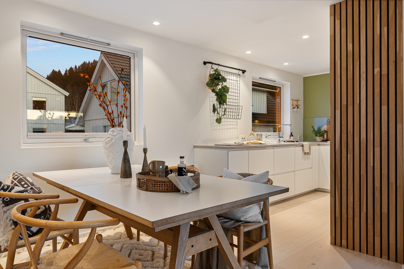 Naturlig plass til spisebord, mellom stue og kjøkken. Her kan man fint dekke på til hele vennegjengen eller storfamilien. Galleribilde