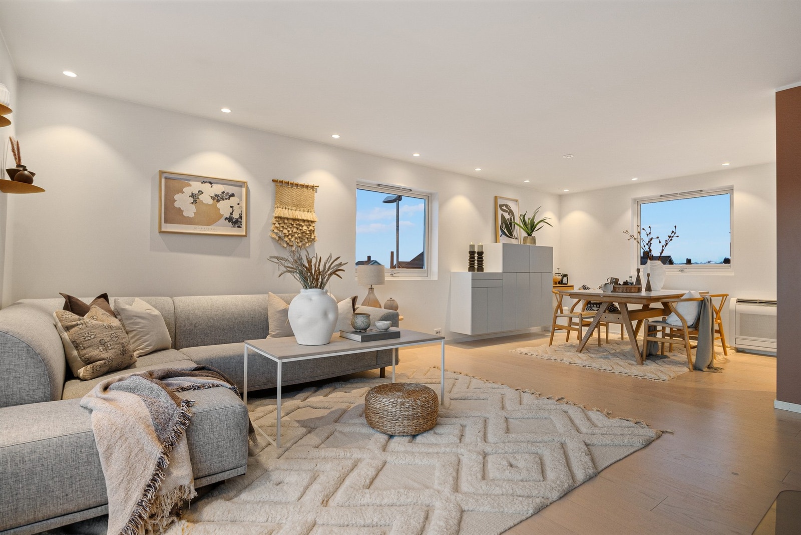 Med den gode størrelsen på stuen, fins det flere møbleringsmuligheter Galleribilde