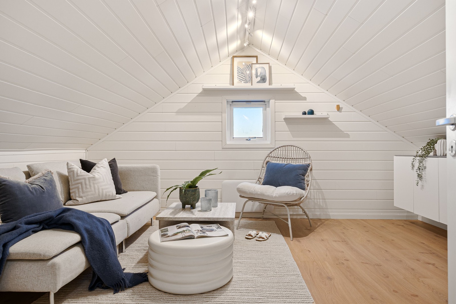 I loftsetasjen finner du også en egen loftstue. Et fleksibelt rom som passer perfekt som ekstra oppholdsrom, TV-stue eller egen lekesone til barn. Galleribilde