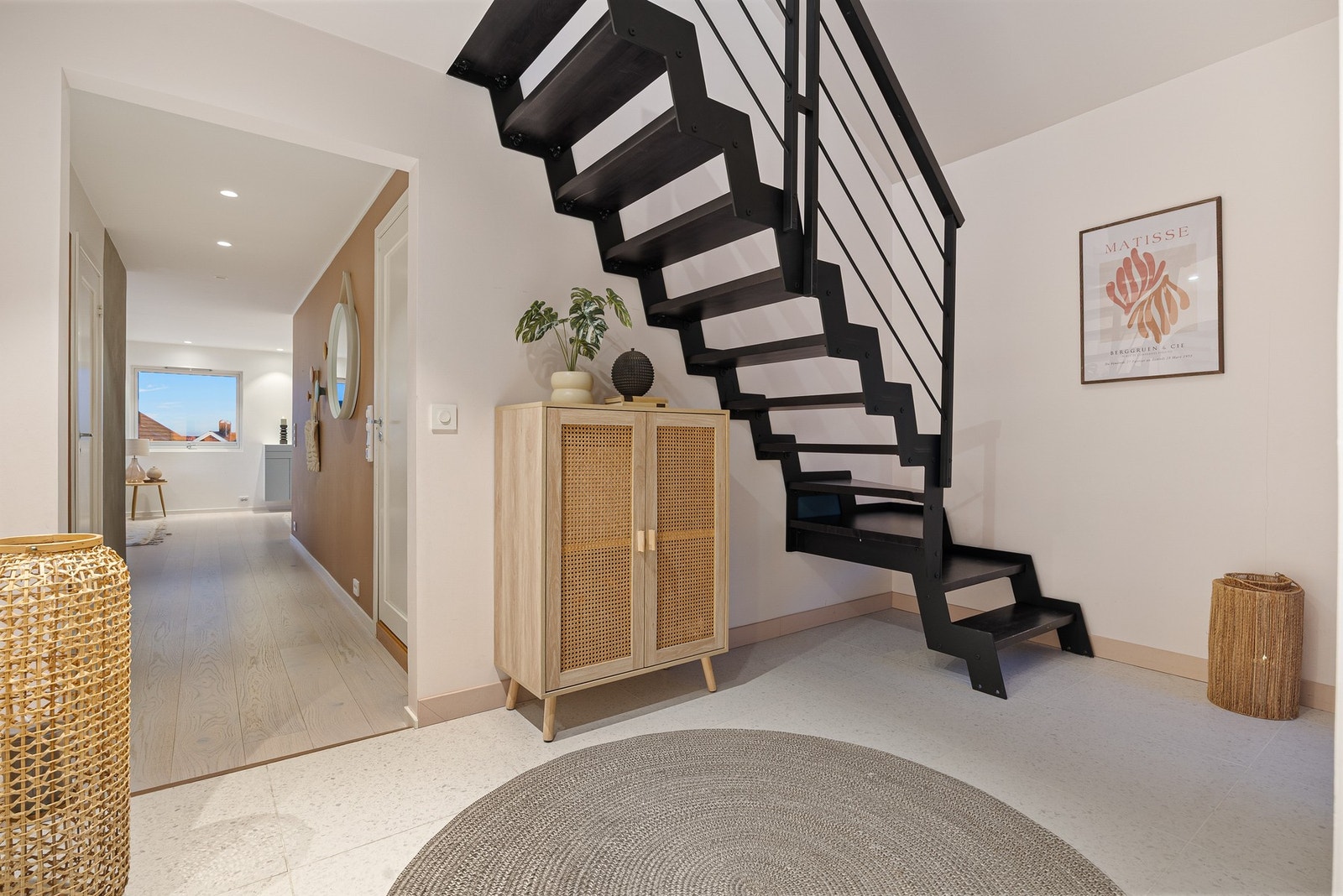 Lun og stilfull entré på 10,8 kvm med varme i gulvet og god oppbevaringsplass. Galleribilde