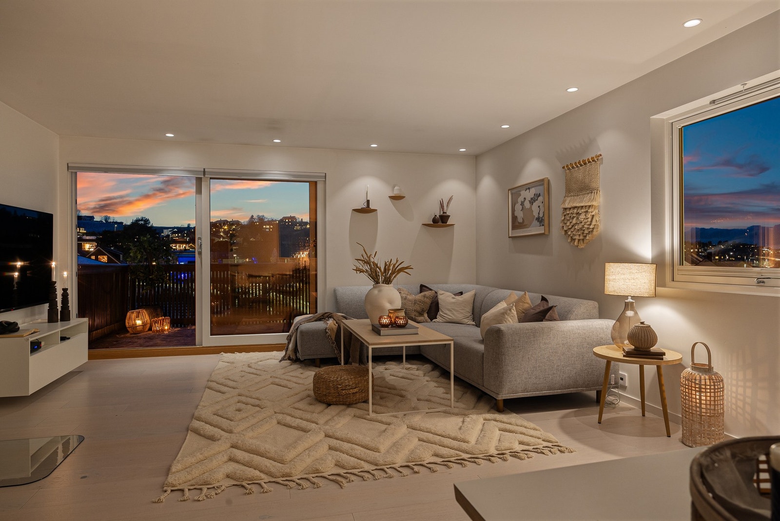 Nydelig stue, med behagelig belysning. Solskjerming fra Kjells Markiser. Galleribilde