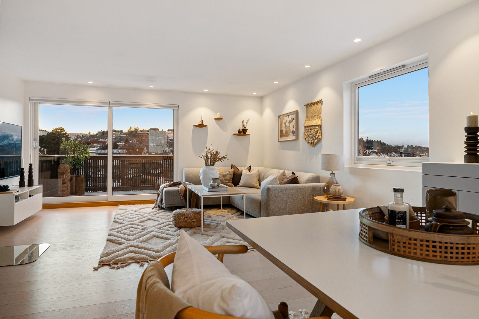 De store vinduene slipper inn rikelig med naturlig lys. Galleribilde