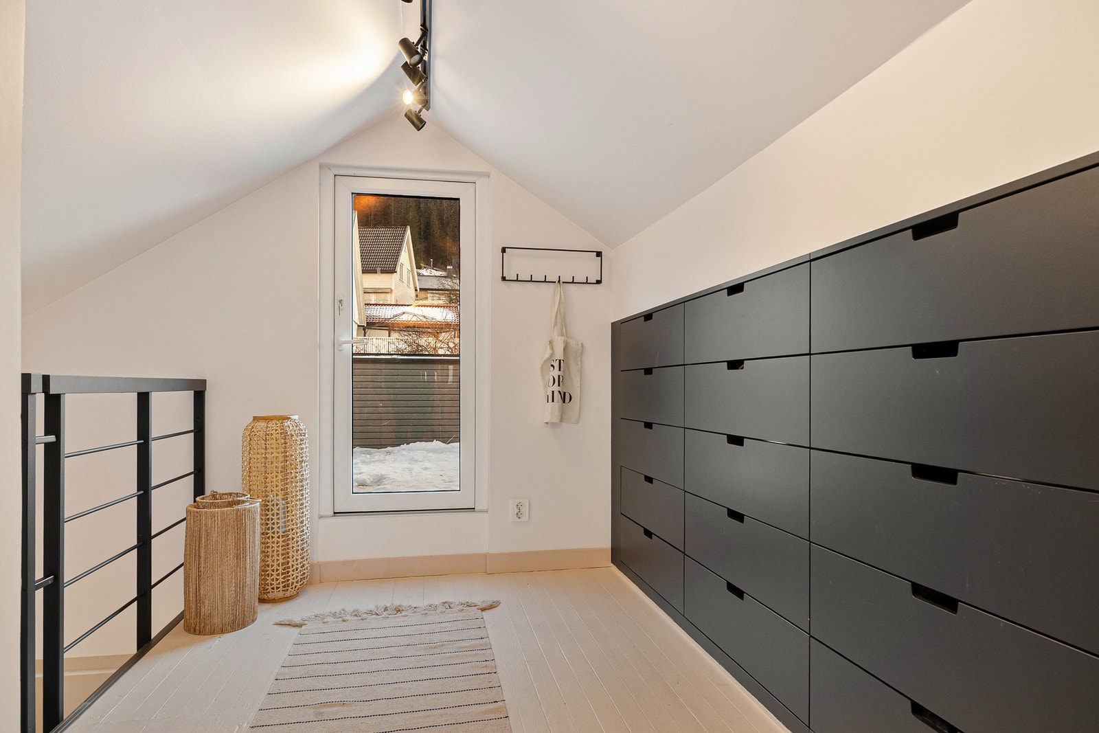 Gangen i andre etasje har god oppbevaring og direkte adkomst til en stor, flott takterrasse. Galleribilde