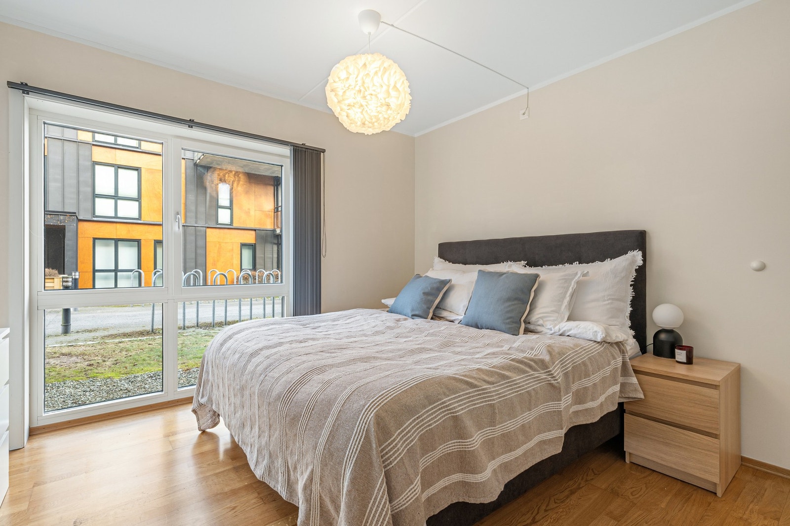 Hovedsoverommet er romslig, med plass til dobbeltseng og nattbord. Galleribilde